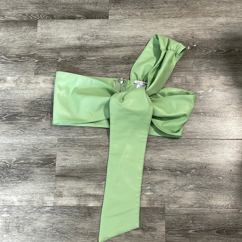 Faux leather bandeau top 💚